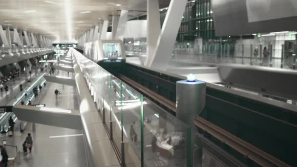 Automatische trein op moderne internationale luchthaven — Stockvideo