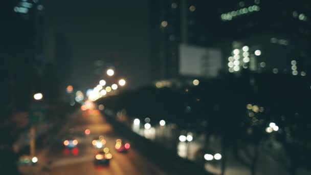 Noche centro de la ciudad carretera tráfico luces borrosas — Vídeos de Stock