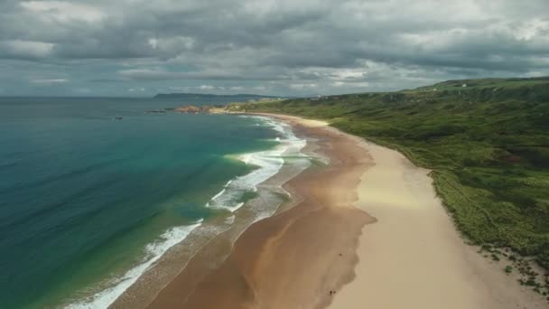 Hyperlapse widok z lotu ptaka: Biała plaża zatoka wody awarii. Ludzie spacerujący i bawiący się z psami — Wideo stockowe