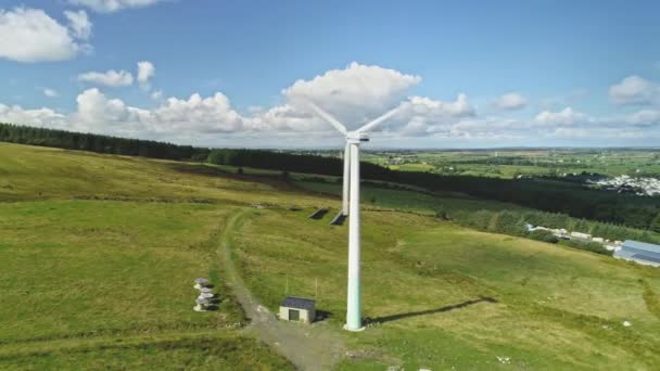 Vista aérea de aerogeneradores en tierras de cultivo Vestas, Ballycastle, Condado de Antrim, Irlanda del Norte - 2018.08.09 — Vídeos de Stock