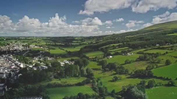 Timelapse Irlanda paisaje urbano vista aérea: casas blancas, carreteras, caminos. Paisaje naturaleza irlandesa — Vídeos de Stock