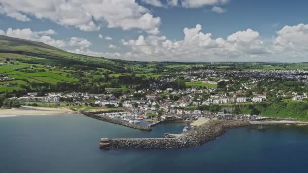 Ballycastle port paysage marin timelapse vue aérienne. Yachts, bateaux, bateaux sur l'océan Atlantique port — Video