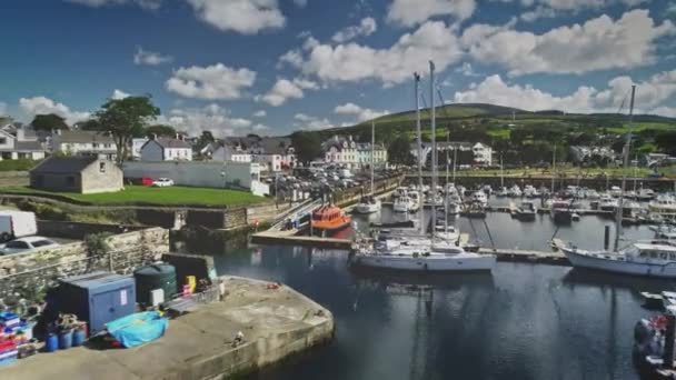 Irlanda muelle océano timelapse vista aérea con hermosos yates, veleros en el cielo con nubes esponjosas — Vídeos de Stock