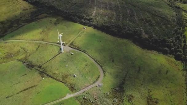 Irland Aerogenerator Windrad Hyperlapse Luftaufnahme. Windkraftanlage auf grünem Tal mit Solaranlage — Stockvideo