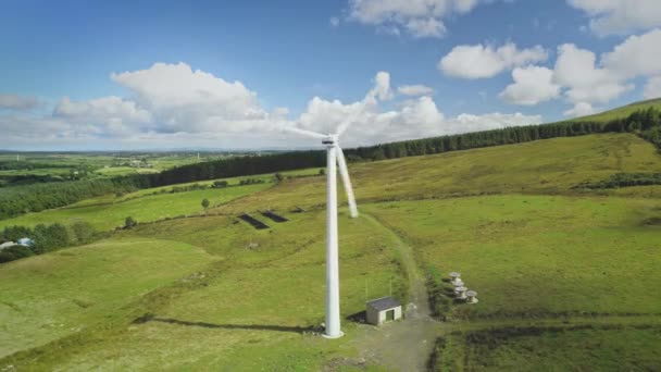 Ír szélmalom timelapse légi nézet: pengék forgása. Gyönyörű vidéki táj bolyhos felhőkkel — Stock videók