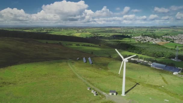 Widok z lotu ptaka turbiny wiatrowej: panele słoneczne w zielonej dolinie. Piękny krajobraz Ballycastle — Wideo stockowe