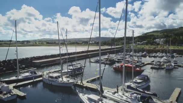 Irlande yachts, golfe vue aérienne du port sur la côte de l'océan Atlantique. Champs larges, prairies verdoyantes, plage — Video