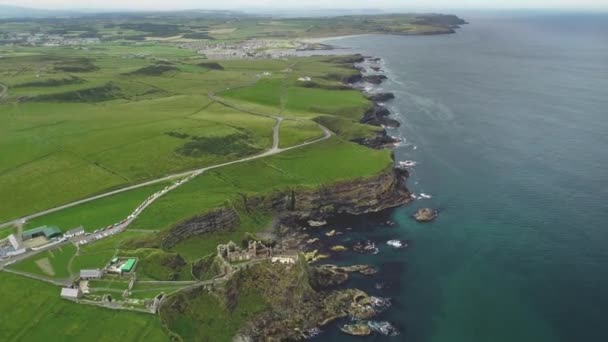 Irlanda tierras de cultivo, vista aérea de la bahía oceánica: costa rocosa del condado de Antrim. Paisaje histórico irlandés épico — Vídeos de Stock