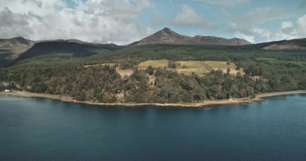 Scotlands baie océanique vue panoramique aérienne de la montagne de la Chèvre est tombé, Brodick Harbour, Arran Island — Video