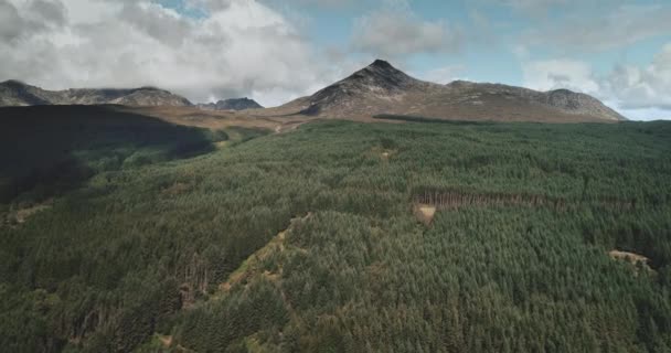 苏格兰森林，高山景观空中山羊瀑布全景全景在布洛克港，阿兰岛 — 图库视频影像