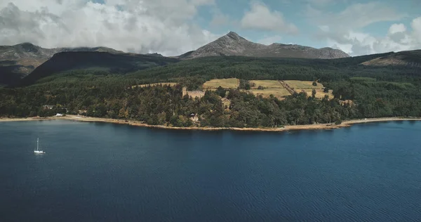 Scotland Mountains τοπίο εναέρια ευρύ πλάνο: Goatfell με δάση σε συννεφιασμένη καλοκαιρινή μέρα — Φωτογραφία Αρχείου