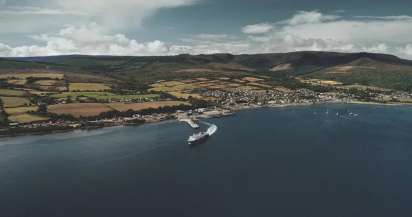 Skottland, Brodick Ferry Terminus luftpanorama foto av fartyg korsning, Arran Island. Skotskt landskap — Stockfoto