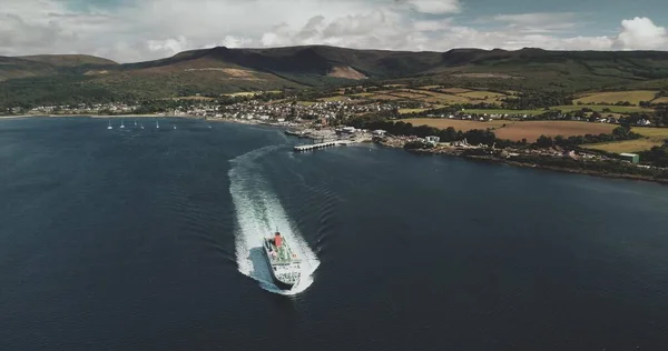 Skóciai óceán, utasszállító komp légi kilátás a Firth-of-Clyde-öböl part menti vizében, Brodick kikötő — Stock Fotó