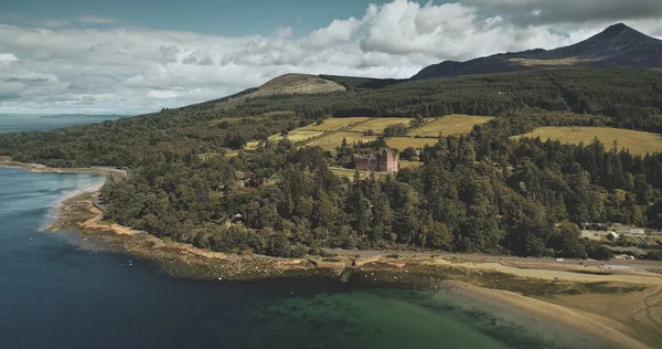 Scotlands Arran τοπίο νησί εναέρια zooming άποψη: δάση, λιβάδια, βουνά την ημέρα του καλοκαιριού — Φωτογραφία Αρχείου