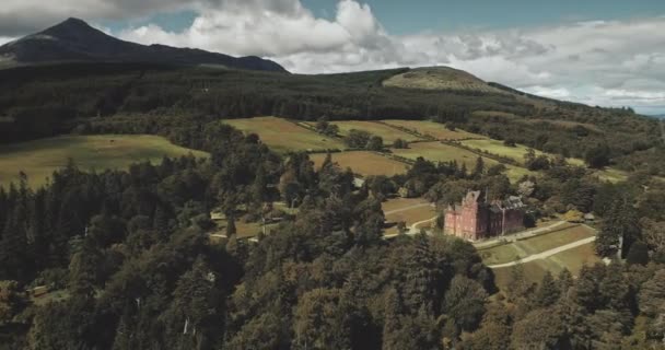 Scotlands mountains, old castle aerial panning shot: designed landscapes of garden, parks, woods — Stock Video