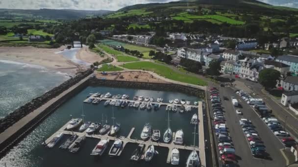 Ballycastle 'daki İrlanda liman kenti hava manzarası: gemiler, yatlar ve tekneler. Doğanın resimli manzarası. — Stok video