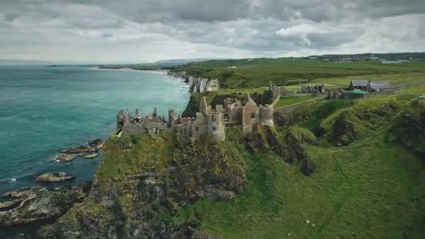 Irlandia średniowieczne ruiny zamku widok z lotu ptaka: skalisty brzeg, szerokie doliny, pola, zielony krajobraz — Wideo stockowe