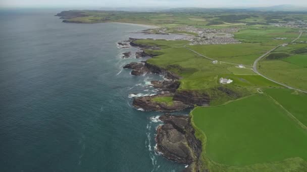 Irlanda vista panorámica de la costa de roca verde de la bahía del condado de Antrim. Tierras agrícolas pintorescas — Vídeos de Stock