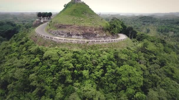 Filipínští turisté vyhlídkové plošiny letecké přiblížení pohled na Chocolate Hills vrchol, Bohol Island — Stock video