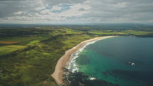 Strand légi kilátás panoráma táj Antrim megye, Észak-Írország. Gyönyörű Atlanti-óceán — Stock Fotó