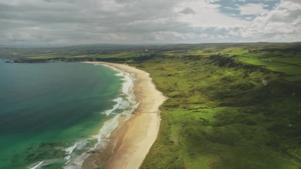 매우 빠른 속도의 아일랜드 해안 항공 사진: 파도가 치는 모래사장. 놀라운 대서양의 해 양 풍경 — 비디오