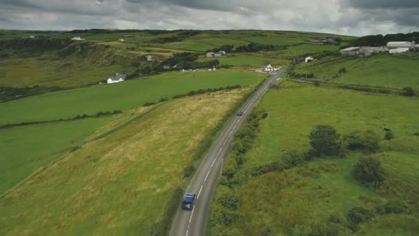 航空島の道路ビュー:車の田舎の緑の道に乗っている。車両が移動する横断道路 — ストック動画