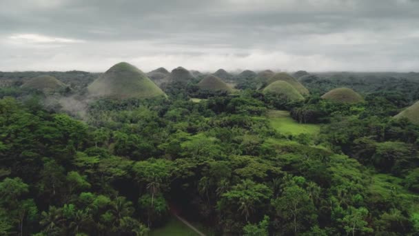 Misty Philippines landscape aerial view: Chocolate Hills. Lage grijze wolken en mistige nevel voegen mysterie toe — Stockvideo