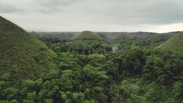 Filippijnen mounts uitzicht vanuit de lucht: Chocolade heuvels met overvloedig gras, palmbomen, bossen in het voorjaar — Stockvideo