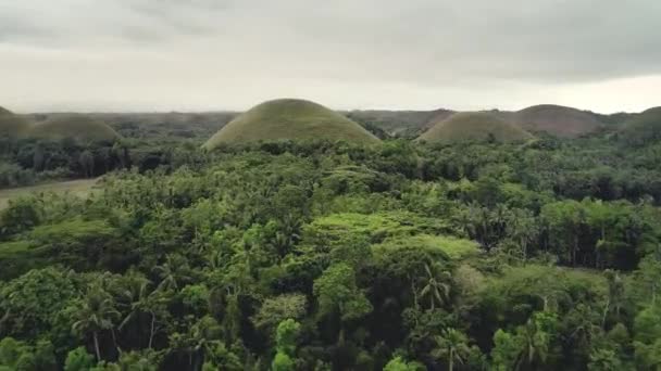 Filipiny Chocolate Hills hiperlapsja zdjęć lotniczych w mglisty pochmurny dzień. Niesamowity cud natury — Wideo stockowe