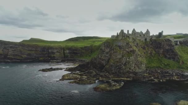 Irlande ancien château ruine vue aérienne sur la falaise de basalte au-dessus de la baie océanique. Panoramique voler au-dessus du fort en pierre — Video