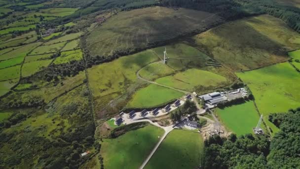 Generatore eolico vista aerea dall'alto verso il basso. Elettricità rinnovabile: centrale elettrica alternativa, pannelli solari — Video Stock