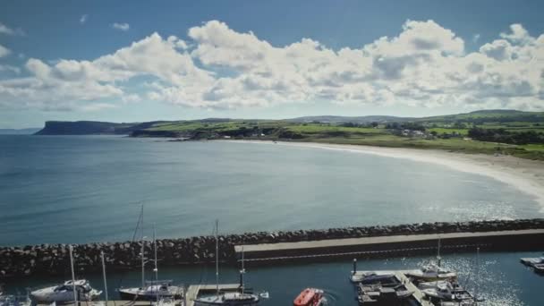 Irland ocean bay kust flygfoto: landskapsbild av Ballycastle kusthamn. Sandstrand, gröna fält — Stockvideo