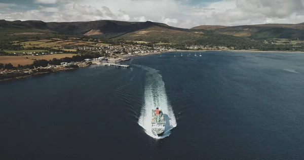 Schottland Ozean, Passagierfähre Luftaufnahme in Küstengewässern des Firth-of-Clyde Golf, Brodick Port — Stockfoto
