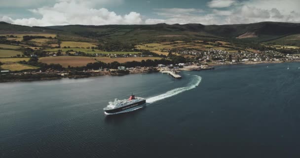 Schotland, Brodick Ferry Terminus panoramisch schot in de lucht van het oversteken van schepen, 2018.08.10 - Arran Island — Stockvideo