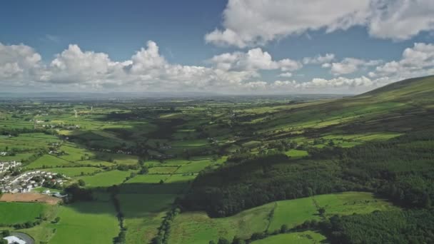 Hyperlapse Irlande paysage rural vue aérienne : champs agricoles et paysage urbain avec maisons blanches, routes — Video