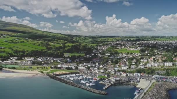 Paisaje urbano costero irlandés vista aérea: muelle Ballycastle, Co Antrim. Yates, barcos en aguas de la bahía del océano — Vídeos de Stock