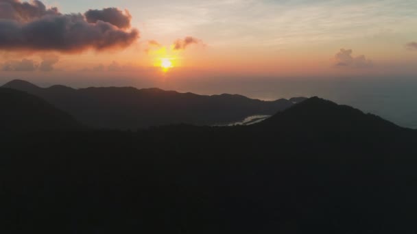 Закат солнца: горный силуэт с видом на красивое розовое небо, облака, остров Панган (Koh Phangan) — стоковое видео