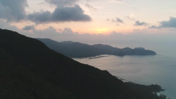 Tramonto Thailandia, silhouette vista aerea di montagna: baia dell'oceano con costa, Koh Phangan Island — Video Stock