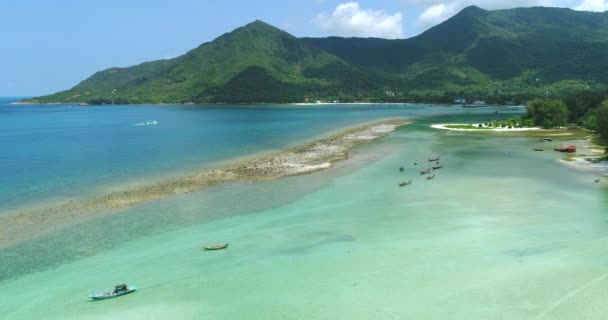 Thailands hav kust antenn: båtar och fartyg på grunt vatten i Malibu Beach, Chaloklum Bay — Stockvideo