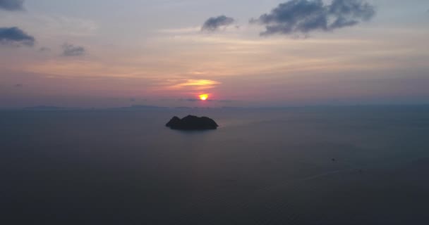 Thailands sunset aerial: ocean islands on deep blue water under twilight sky. Epic Thai seascape — Stock Video