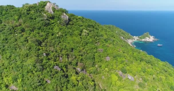 高耸入云的山顶:山上绿叶茂密的热带雨林.高渡岛的泰国景观 — 图库视频影像