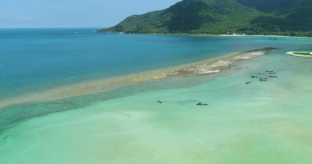 Luchtfoto Epic Island Coast Turquoise Uitzicht op het water. Tropisch Strandlandschap Paradijs Bergen Landschap — Stockvideo