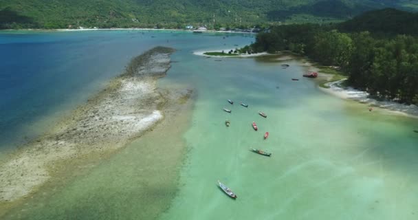Vista aérea de Paradise Hills Chain Island Shore View. Isla Tropical Paisaje Playa de arena Agua clara — Vídeo de stock