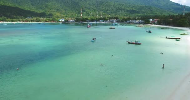 Aerial Clear Water Bay Tropical Beach Coast View. Turquoise Lagoon Surface. Boat Flow Mountain Chain — Stock Video