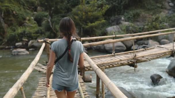 슬로우 모션 강 다리: 카메라를 가지고 가는 여성. 아름다운 타이 시냇물 풍경을 촬영하는 소녀 — 비디오