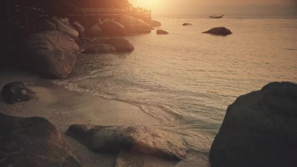 Felsige Küste Meer Wasser Sand Strand Sonnenuntergang — Stockvideo