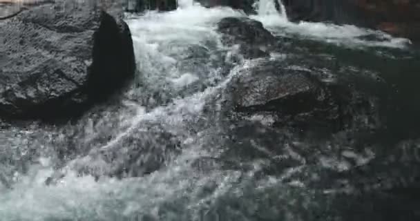閉じるタイの滝:川の水は灰色の岩を流れます。熱帯の島の穏やかな自然景観 — ストック動画