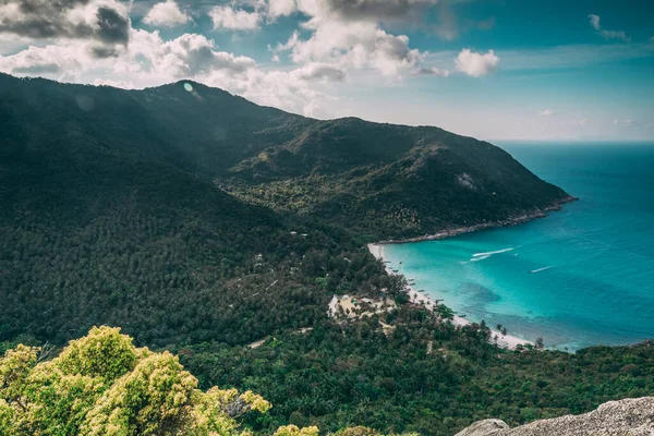 Thailand Berginsel Antenne: Meeresküste mit Sandstrand am tropischen Wald. Epische thailändische Landschaft — Stockfoto