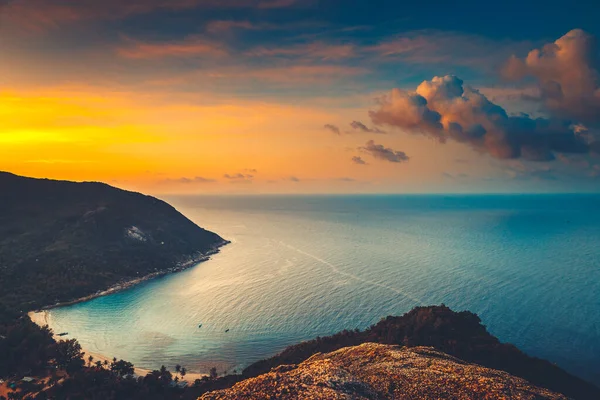 Silhueta Tailândia oceano pôr-do-sol aéreo: ilha de montanha, praia de areia, sol céu de Koh Tao, Ásia — Fotografia de Stock