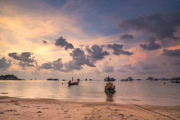 Sunrise Asia harbor: boats, ships on ocean gulf. Amazing Thailand pier water transport at sand beach — Stock Photo, Image